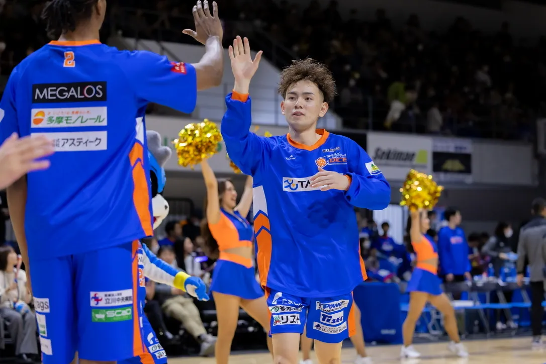 チームメイトとハイタッチ